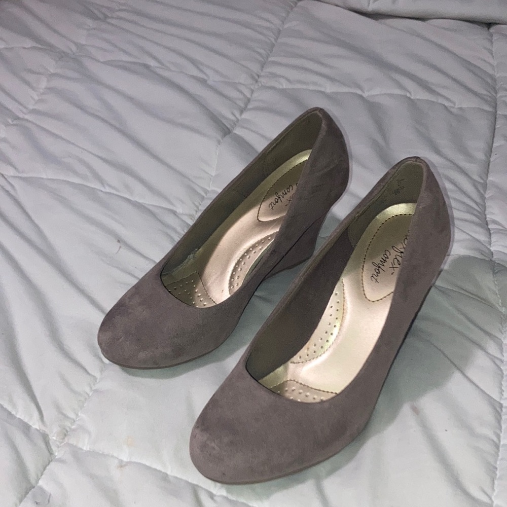 Mauve wedge shoes